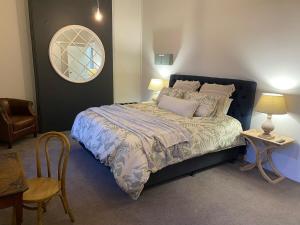Un dormitorio con una cama, una mesa y una silla. en Sandhurst View, Bendigo CBD Apartment, en Bendigo