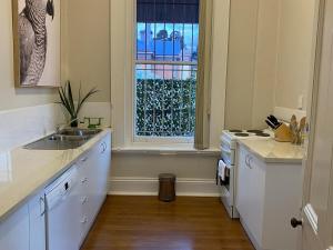 una cocina con fregadero y ventana en Sandhurst View, Bendigo CBD Apartment, en Bendigo 19 fotos más