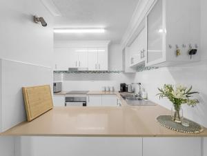 Kuchyň nebo kuchyňský kout v ubytování Bright Coastal Stay with Pool and Beach View