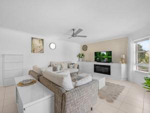 Χώρος καθιστικού στο Bright Coastal Stay with Pool and Beach View