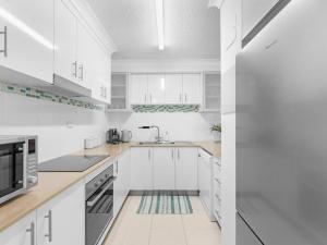 Kuchyň nebo kuchyňský kout v ubytování Bright Coastal Stay with Pool and Beach View