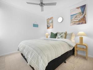 Postel nebo postele na pokoji v ubytování Bright Coastal Stay with Pool and Beach View + 9 fotografií