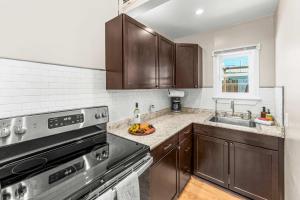 Η κουζίνα ή μικρή κουζίνα στο Stylish 1BR Airbnb in Leadville with Mountain Views - Near Skiing - Pets okay