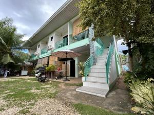 パングラオにあるCharlina Inn Panglaoの緑白の家
