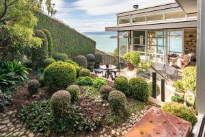 een tuin voor een huis bij Roseneath Escape - Panoramic Harbour Views in Wellington