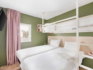 Postel nebo postele na pokoji v ubytování greet Hôtel Prévessin Genève Aéroport