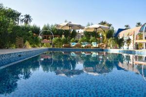 Bazén v ubytování Lake House Hotel nebo v jeho okolí