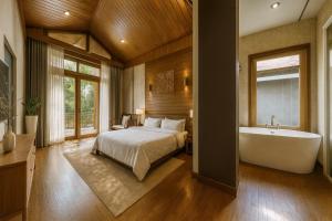 Postel nebo postele na pokoji v ubytování Phi Phi Villa Resort + 56 fotografií