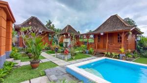 une image d'une maison avec piscine dans l'établissement Griya Taman by Sundari Hospitality, à Tumbak Bayuh