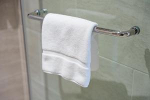 PampangThe First Clark Hotel and Residence的浴室毛巾架上的毛巾 更多36张照片