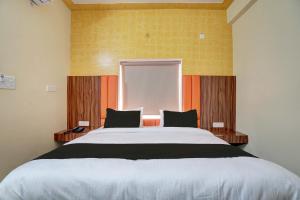 ein Schlafzimmer mit großem Bett und Fenster in der Unterkunft Hotel O JSB Palace in Kakarmatha