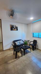 a living room with two chairs and a table at Cabaña brisa de mar in San Silvestre