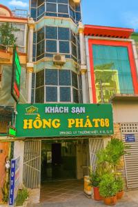 Un edificio con un cartel que anuncia un restaurante Hong Phartos. en Hồng Phát 68 Hotel, en Ho Chi Minh