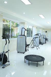 Fitness centrum a/nebo fitness zařízení v ubytování Emiramona Garden Hotel