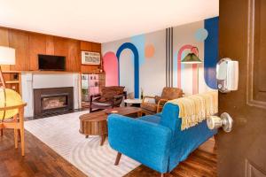 尤金The Mod Pod的带蓝色沙发和壁炉的客厅