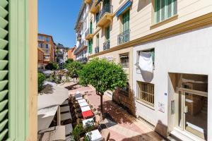 Το κτήριο όπου στεγάζεται  το διαμέρισμα