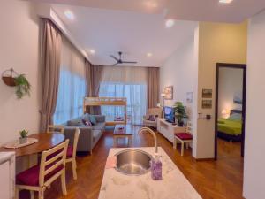 une cuisine et un salon avec un canapé et une table dans l'établissement Straits Quay By The Marina 1BR Family Suite, à Tanjong Tokong