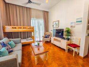 - un salon avec un canapé et des lits superposés dans l'établissement Straits Quay By The Marina 1BR Family Suite, à Tanjong Tokong