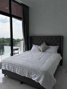 CilamaにあるKintamani Hillsの大きな窓付きのベッドルームのベッド1台 +17枚の写真