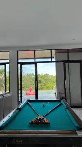 CilamaにあるKintamani Hillsのビリヤード台付きのリビングルーム