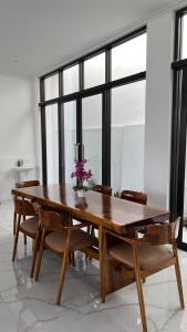 CilamaにあるKintamani Hillsの木製のテーブルと椅子のあるダイニングルーム