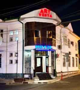 ein Art Visa Hotel in einer Straße bei Nacht in der Unterkunft Art Vesta in Yakkasaray