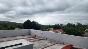 - une vue depuis le toit d'une maison dans l'établissement Casa lux boutique guest house, à Newcastle