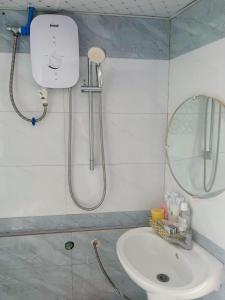 un bagno con doccia e lavandino di Sill Dalat Homestay a Ấp Ða Lợi