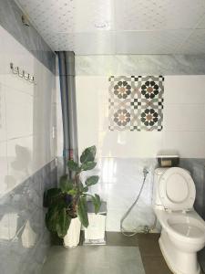 un bagno con un water e una pianta in vaso di Sill Dalat Homestay a Ấp Ða Lợi Altre 21 foto