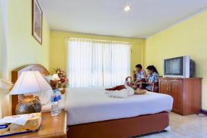 two children are standing on a bed in a bedroom at Cha Am Villa Beach in Cha Am