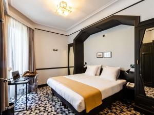 Katil atau katil-katil dalam bilik di Hotel des Colonies Brussels by Mercure