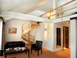 Un lugar para sentarse en Hotel des Colonies Brussels by Mercure