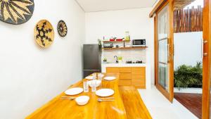 une cuisine avec une table en bois et des plaques de cuisson. dans l'établissement Arrum Villa Ungasan, à Ungasan