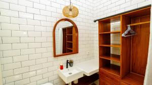 une salle de bain avec un lavabo et un miroir dans l'établissement Arrum Villa Ungasan, à Ungasan 7 autres photos