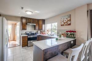 - une cuisine avec un comptoir et des chaises dans la chambre dans l'établissement Entire Private 4BR - 3Bth, Big Yard, Garage, King Bed, Crib, Available Now, à San Diego 29 autres photos