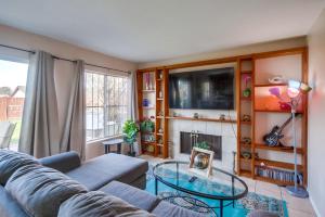 un salon avec un canapé et une table en verre dans l'établissement Entire Private 4BR - 3Bth, Big Yard, Garage, King Bed, Crib, Available Now, à San Diego