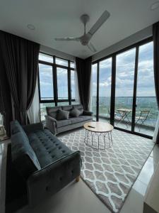 un salon avec un canapé et une table dans l'établissement D Pristine 3 bedroom Apartment opp to Legoland, à Iskandar Puteri