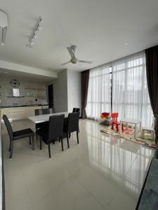 une salle à manger et une cuisine avec une table et des chaises dans l'établissement D Pristine 3 bedroom Apartment opp to Legoland, à Iskandar Puteri 9 autres photos