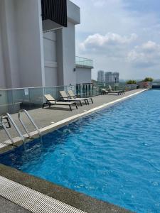 une piscine sur le côté d'un immeuble dans l'établissement D Pristine 3 bedroom Apartment opp to Legoland, à Iskandar Puteri