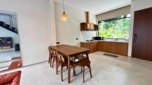 Kuchyň nebo kuchyňský kout v ubytování Villa Alba Uno Heated Pool Lembang Bandung