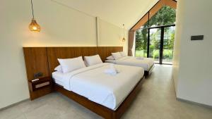 Postel nebo postele na pokoji v ubytování Villa Alba Uno Heated Pool Lembang Bandung