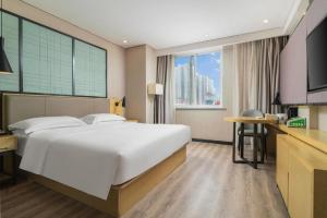 TV a/nebo společenská místnost v ubytování Echarm Hotel Yingshang High-speed Railway Station Wuzhou Wanhui Plaza