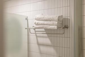 um monte de toalhas num toalheiro na casa de banho em MOREN Seoul Myeongdong em Seul mais 62 fotografias