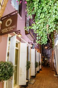 una calle en una ciudad con un edificio púrpura en Sette Venti Boutique Hotel en La Canea