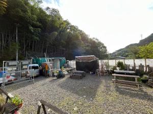 宮加三にあるThe Basecamp Yugawara - Vacation STAY 84743vの庭(ピクニックテーブル、フェンス付)