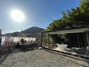 宮加三にあるThe Basecamp Yugawara - Vacation STAY 84743vの庭の小屋の下に座るバスタブ