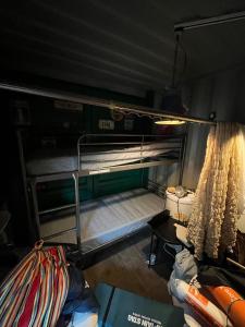 宮加三にあるThe Basecamp Yugawara - Vacation STAY 84743vの空の二段ベッドが備わる客室で、以下が含まれます: