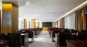 a room full of chairs and tables and a classroom at James Joyce Coffetel Luoyang Longmen High-speed Railway Station Baolong Plaza in Luoyang