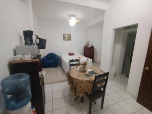Posezení v ubytování See Belize SUNRISE Sea View 2-bed Studio with Pool & Deck, 1st Floor