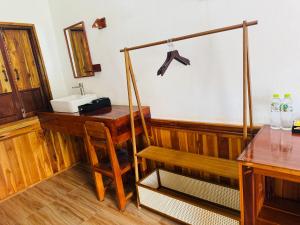 baño con lavabo y escritorio de madera en Sabaidee Nam Ou River View, en Nongkhiaw